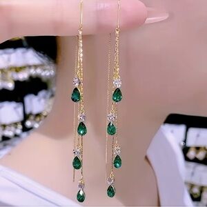 ❇️ NEW Elegant Gold and Emerald Green Crystal Dangle Earrings ❇️